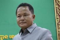 លោក អ៊ុយ ហឿន ប្រធានស្ថានីយ៍ជញ្ជីងថឹ្លងរថយន្តផ្លូវជាតិលេខ៧ស្រុកស្នួលឃុបឃិតឲ្យរថយន្តធំៗផ្ទុកលើសទម្ងន់បើកបរឆ្លងកាត់