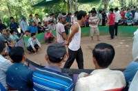 សង្វៀនប្រជល់មាន់ ដុះស្លែកំពុងបើកលេងរាល់ថ្ងៃក្នុងទឹកដីឃុំអង្គរបុរី សមត្ថកិច្ចពាក់ព័ន្ធរក្សាភាពស្ងៀមស្ងាត់ ប្រហែលជាត្រូវថ្នាំសន្តំហើយមើលទៅ .!