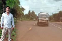 លោក អាត មេសង្កាត់រដ្ឋភិបាលព្រៃឈើស្វាយជ្រះ ជាអ្នកបើកភ្លើងខៀវ អោយឈ្មួញឈើ ជេីងខ្លាំងម្នាក់ ឈ្មោះ ហុក ដឹកជញ្ជូនបទល្មើសព្រៃឈើ ចេញពីចំណុច ១០៥ ក្នុងស្រុកចិត្របុរី យកទៅលក់បានយ៉ាងរលូន រីឯមន្ត្រីជំនាញសមត្ថកិច្ច សម្ងំដេកលក់ ?