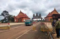 លោក គង់ សឺឌី មេគយច្រកទ្វារព្រំពែន អន្តរជាតិម៉ឺនជ័យ កំពុងពុងបើកដៃ អោយមេឈ្មួញវៀតណាម និងមេឈ្មួញខ្មែរសម្រុកដឹកទំនិញ គេចពន្ធ និងទំនិញ បង់ពន្ធមិនគ្រប់ពេញបន្ទុក ទាំងយប់ទាំងថ្ងៃ ?