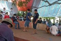 ល្បែងប្រជល់មាន់ កំពុងបើកលេង ស៊ីសងខុសច្បាប់ រីឯមន្ត្រីអាជ្ញាធរមូលដ្ឋាន និងសមត្ថកិច្ចស្រុកបាទី មិនហ៊ានបង្ក្រាប ខ្លាចបែកឆ្នាំងបាយ ?