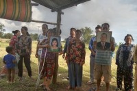 ប្រជាពលរដ្ឋ ប្រាំ៧គ្រូសារ រងអយុត្តិធម័បញ្ហា វិវាទដីធ្លី នៅក្នុងឃុំមៀន ស្រុកព្រៃឈរ ខេត្តកំពង់ចាម បានអំពាវនាវដល់សម្តេច តេជោ ហ៊ុន សែន ជួយអន្តរាគមន៍ពួកគាត់ផង ?