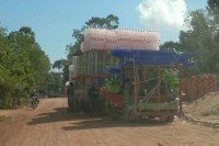 លោក ឆេង សា វិន មេគយច្រកទ្វារតំបន់ព្រំដែនដូង កំពុងសប្បាយចិត្ត ប្រមូលលុយពីក្រុមឈ្មួញធំៗ ដឹកទំនិញ ពីស្រុកយួនចូលមកខែ្មរ បែបអំពើពុករលួយ ?