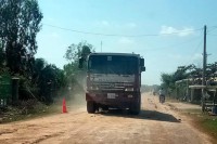 ក្រុមឈ្មួញសម្រុកដឹកជញ្ជូនដី ក្នុងស្រុកស្វាយជ្រំ  ខុសបទដ្ឋានបច្ចេកទេស  មានរថយន្ត ធំៗ ធ្វើឲ្យជ្រុះអាចម៍ដី ពាស់ពេញផ្លូវ មិនគ្របតង់ឲ្យបានត្រឹមត្រូវ ?