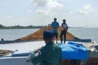 អ្នកស្រី សេង ទៀង អភិបាលស្រុកពាមរក៏ បើកដៃឲ្យឈ្មួញបូមខ្សាច់នៅពេលយប់ជាអំពើពុករលួយ ជិះសេះលែងដៃ ?