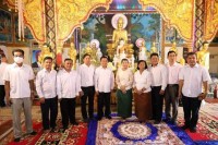 លោកជំទាវកិត្តិសង្គហបណ្ឌិត ម៉ែន សំអន នាំទៀននិងទេយ្យទានមួយចំនួន ប្រគេនដល់ព្រះសង្ឃ ដែលគង់ចាំព្រះវស្សាអស់ត្រីមាស នៅក្នុងខេត្តស្វាយរៀង ?