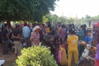 តើមានរនាងខ្មៅមែនទេ! ប្រជាពលរដ្ឋជាច្រើននាក់ផ្ទុះការតវ៉ារឿងវិវាទដីធ្លីនៅឃុំស្វាយចេក ស្រុករំដួល ខេត្តស្វាយរៀងស្ថាប័នពាក់ព័ន្ធ ជួយដោះស្រាយពួកគាត់ផង ?