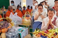 លោកជំទាវកិតិ្តសង្គហបណ្ឌិត ម៉ែន សំអន បាននាំយកអំណោយនិងទេយ្យទានទៅវេរប្រគេនដល់ព្រះសង្ឃចំនួន ១៩ វត្តក្នុងក្រុងបាវិត នារដូវកាន់បិណ្ឌវេនទី១៣ និង ភ្ជុំបិណ្ឌ