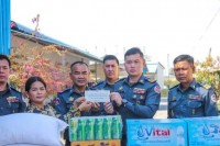 ឧត្តមសេនីយ៍ឯក រ័ត្ន ស្រ៊ាង ចាត់ក្រុមការងារនាំយកអំណោយ និងសម្ភារះមួយចំនួន ចុះទៅសួរសុខទុក្ខ សមាជិក ដែលជួបគ្រោះអគ្គីភ័យឆាបឆេះគេហដ្ឋានទាំងស្រុង !