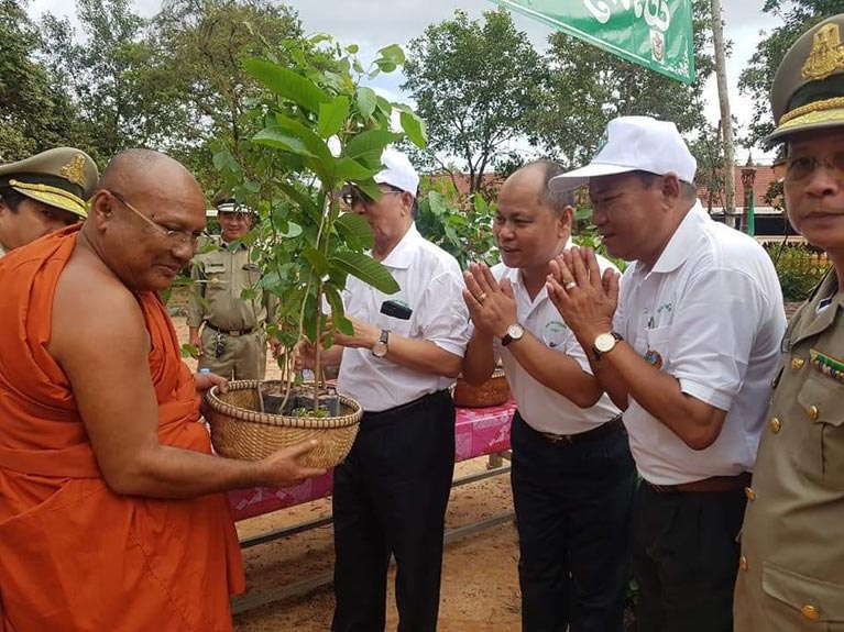 ឯកឧត្ដម សុខ រស់ អភិបាលរង​អភិបាលខេត្ត បាន​អញ្ជើញ​ជា​អធិបតី ក្នុង​ពិធី​អបអរសាទរ​បុណ្យ ” រុក្ខ​ទិវា ៩ កក្កដា ” នៅ​វត្ត​ជ្រៃ ឃុំ​ជ្រៃ​ធំ ស្រុក​រមាស​ហែក ខេត្ត​ស្វាយរៀង​