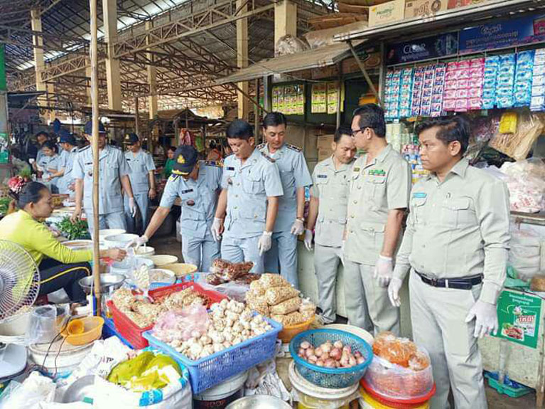 លោក​ប្រធាន​កាំកុងត្រូល​ខេត្តស្វាយរៀង ដឹកនាំ​មន្ត្រី​ជំនាញ​ចុះ​ពិនិត្យ​ទំនិញ​ជាច្រើន​មុខ នៅ​ផ្សារ​វាល​យន្ត ក្រុង​ស្វាយរៀង