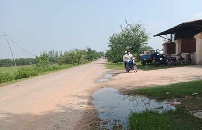 ជិត​រដូវ​បុណ្យ​ភ្ជុំ​ប្រពៃណី​ខ្មែរ​ជនអន្តោប្រវេសន៍​វៀតណាម​រំហូរ​ចូល​មក​លេង​ល្បែង​ជល់​មាន់​តាម​ច្រករបៀង​ក្រសាំង​ជ្រំ​ដោយ​សេរី​គ្មាន​រំខាន​ពី​សមត្ថកិច្ច​ទាល់តែសោះ​ប្រហែល​ជា​អស់លោក​ត្រូវ​ថ្នាំ​សណ្តំ​ហើយ​មើល​ទៅ​បាន​ជា​ស្ងាត់ស្ងៀ​មម៉េះ !
