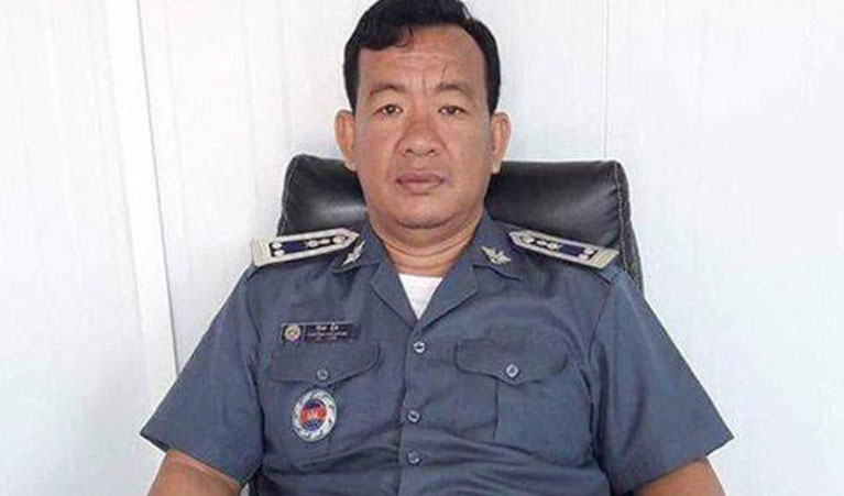 លោក អ៊ុយ វ៉ិត មេ​គយ​ច្រក​ភ្នំ​ដី​ហៅ​(​គី​ឡូ​១៣)​ដាក់​កុងត្រូលជជុះ​ជំរិត​យក​លុយ​ពី​អាជីវករ​ធើ្វ​ក្តៅក្រហាយ​