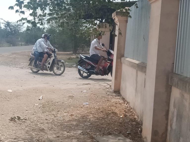 មេ​ប៉ុស្តិ៍​នគរបាល​ច្រក​ទ្វេភាគី​ការពារ​ព្រំដែន​ក្រសាំង​ជ្រំ​កំពុង តែ​បើក​ដៃ​អោយ​ជនអន្តោប្រវេសន៍​លំហូរ​ចូល​មក​លេង​ល្បែង​ជល់​មាន់​ដោយ​សេរី​.!