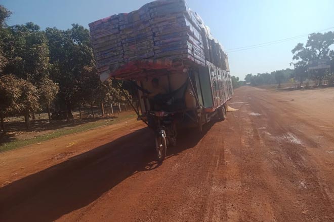 ក្រោយ​ពី​ផ្ទុះ​ជំងឺ វីរុ​កូណា លោក​សៅ វណ្ណា​មេ​ប៉ុស្តិ៍​ច្រក​ទ្វេ​ភា គ្គី​តំបន់ដូង​បិទ​ព្រំដែ​បាន​មួយរយះ​ឥឡូវ មេ​ឈ្មួញ​វៀតណាម និង​មេ​ឈ្មួញ​ខ្មែរ​សម្រុក​ដឹក​ទំនិញ​ចូលមក ខ្មែរ​លើស​ដើម !