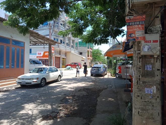 លោក​ឃួង ស្រេង​អភិបាលក្រុង និង លោក សរ  ថេត ស្នងការដ្ឋាន​នគរបាល រាជធានី​ភ្នំពេញ មិន​គូរ​មើលរំលង ម្ចាស់​សង្វៀន​ដុះ​ស្លែ ឈ្មោះ សាញ់ ឈ្មោះ​ខ្មៅ កំពុងបើក លេង​រាល់ថ្ងៃ នៅ​ចំនុច ព្រែក​ទល់ គ្មាន​សមត្ថកិច្ច​ចុះ​បង្ក្រោប ប្រហែលជា​មាន​ខ្នងបង្អែក​រឹងមាំ​ង នៅ​ពីក្រោយ​ហើយ​មើលទៅ  .!