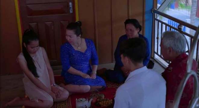 ខ្ញុំបាទ នាយក​ការផ្សាយ​( រស្មី​ឯករាជ្យ ) ព្រមទាំង​បងប្អូន ទូទាំង បណ្តាល​ខេត្ត​ក្រុង និង​ប្រជាពលរដ្ឋ​ក្នុង​ខេត្ត​ព្រៃវែង​ទាំងអស់​មិន​សប្បាយ ចិត្ត អ្នក​តែង​បទ​ចំរៀង​ខុស​រឿង !