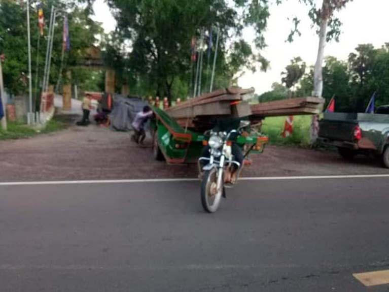 ស្ងាត់ៗ​មេ​ឈ្មួញ​ដុះ​ស្លែ រកស៊ី​បទល្មើស​ខុសច្បាប់ ឈ្មោះ​ហ៊ុល ដឹកជញ្ជូន​ឈើ​លេខ​២​កក្រើក​ខេត្ត​សៀមរាប អាជ្ញាធរ​មាន​សម្ថ​ត​កិច្ច ជំនាញ  សង្កាត់រដ្ឋបាល​ព្រៃឈើ​អសម្ថតភាព​ក្នុង​ការបង្ក្រាប​.!