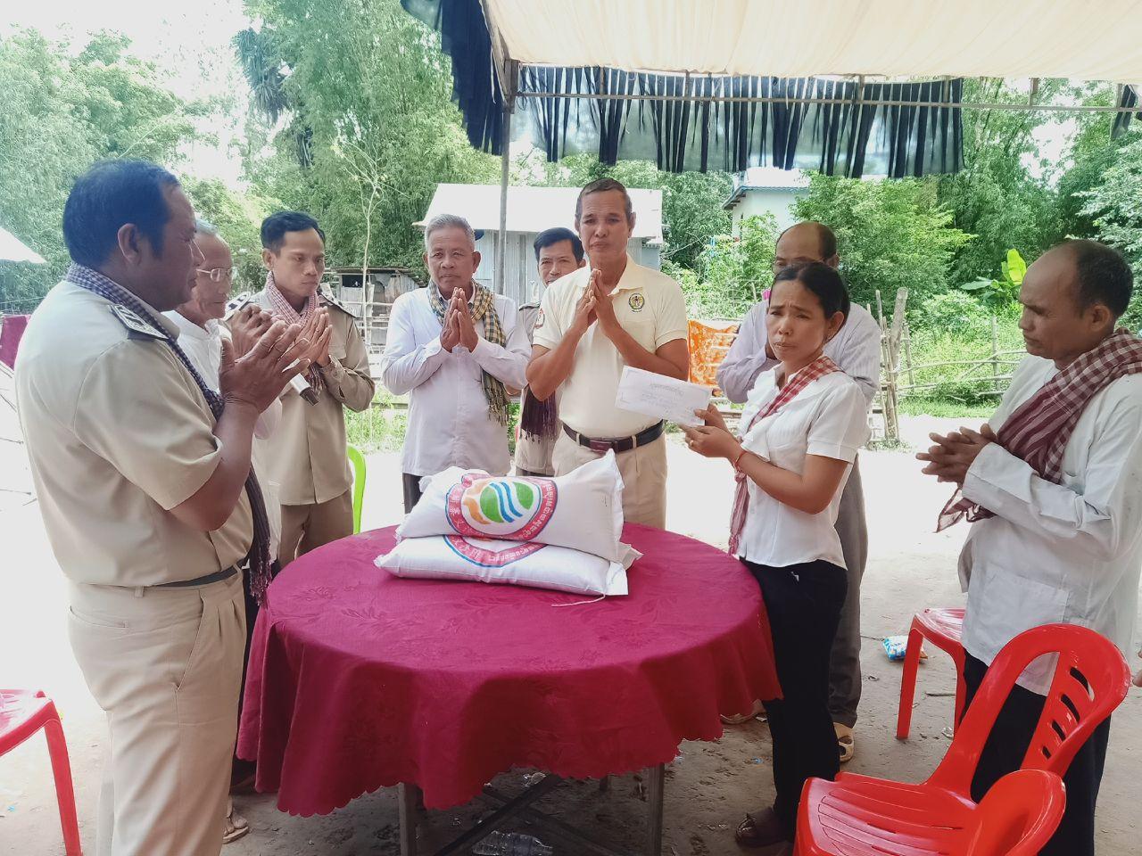 ក្នុងនាម​ខ្ញុំ នាយក​ការផ្សាយ​( រស្មី​ឯករាជ្យ​) ព្រមទាំង​បងប្អូន​កូនចៅ​ទាំងអស់ សូម​ថ្លែង​អំណរ អរគុណ​ដល់​ក្រុម​ព្រឹក្សា​ឃុំ​ពោធិ៍​រាជ នឹង​លោក​ដួង សារ៉េត មេ​ភូមិ​តា​មុំ​បាន​ចុះជួយ​ថវិការ​មួយ​ចំនួន​ដល់​គ្រូ​សារ​សព​.!