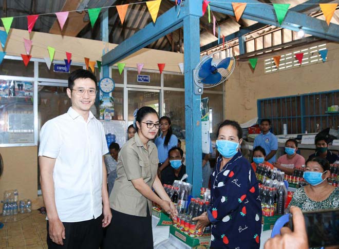​លោកជំទាវ មិថុនា ភូថ​ង ប្រធាន​គណៈកម្មាធិការ​សាខា កាកបាទក្រហមកម្ពុជា ខេត្ត​កោះកុង សហការ ជាមួយ​តំណាង​ក្រុមហ៊ុន Union Development Group Co , Ltd ចុះសួរសុខទុក្ខ​និង​នាំយក​អំណោយ​មនុស្សធម៌ របស់​ក្រុមហ៊ុន ផ្តល់​ជូន​គ្រួសារ​ចាស់ជរា ជនពិការ គ្រួសារ​ងាយ​រងគ្រោះ នៅ​ឃុំ​ប៉ាក់​ខ្លង ស្រុក​មណ្ឌលសីមា​