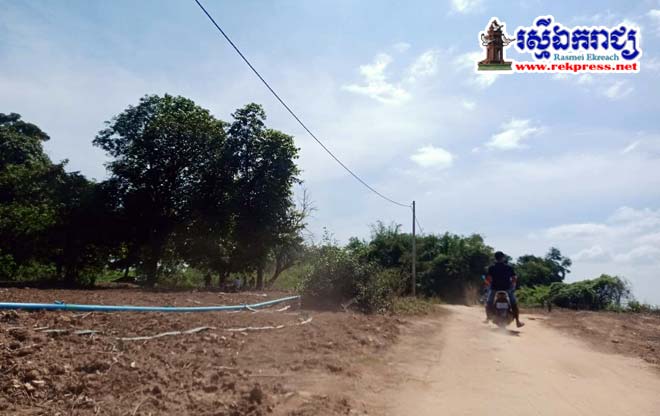 ​ឈ្មោះ​ខ្មៅ​ជា​ម្ចាស់​សង្វៀន​ប្រជល់មាន់​ដុះ​ស្លែ​ប្រចាំ ភូមិ​ជិ​រោទិ៍ ស្រុក​ត្បូងឃ្មុំ កំពុងបើក​លេង​រាល់ថ្ងៃ សមត្ថកិច្ច​ពាក់​ពន្ធ័​មិន​ហ៊ាន​បង្ក្រាប​ខ្លាច​បែក​ឆ្នាំងបាយ​.!