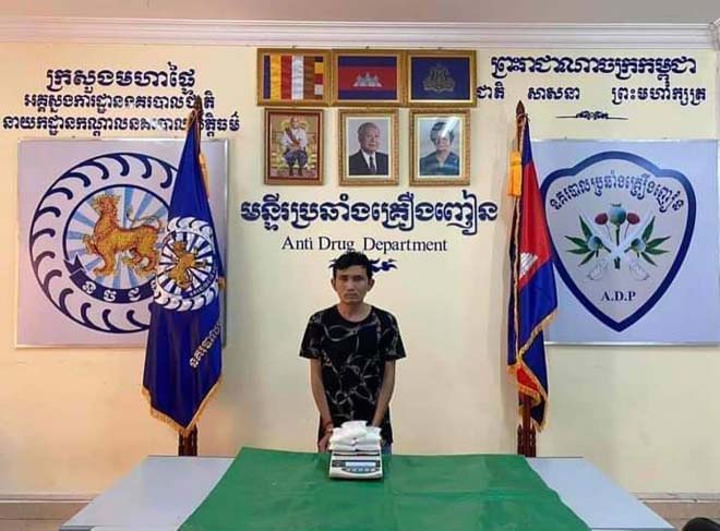 សមត្ថកិច្ច​ឃាត់ខ្លួន .! ជនសង្ស័យ​ជា​មេក្លោង​ជួញដូរ​គ្រឿងញៀន​ម្នាក់ រួម​នឹង​ថ្នាំញៀន​ជាង​១​គីឡូ​ត្រូវ​បាន​បង្ក្រាប​!