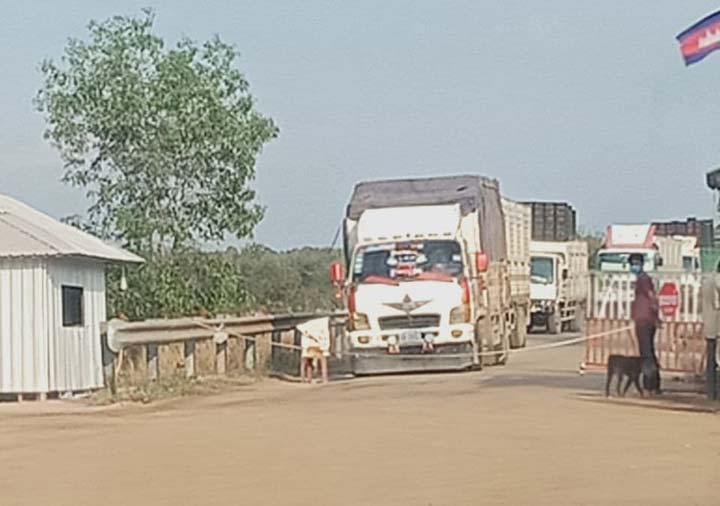 មេ​ឈ្មួញ​គ្រា​ក់ៗ​សម្រុក​ដឹកទំនិញ​ច្រើន​ប្រភេទ​បង់ពន្ធ​មិន​គ្រប់ ក្នុង​ឱកាស​ចូល​ឆ្នាំ​ចិន​តាម​ច្រក​ព្រំដែន​អន្តរជាតិ​ម៉ឺន​ជ័យ​យ៉ាង​ពេញបន្ទុក ទាំង​យប់​ទាំង​ថ្ងៃ​?