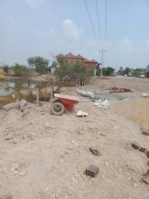 រឿង​កាន់តែ​ធំ​ហើយ ? មេភូមិ​ម្នាក់ ឈ្មោះ ឈាង ម៉ៅ ថ្លើម​ធំ ហ៊ាន​ស៊ីញេ លក់​ដី​ចំណី​ផ្លូវ​នៅ ឃុំ​អំពិល​ក្រៅ !  ស្ដ្រី​ជើងខ្លាំង​ម្នាក់ខ​ល​មក​គំរាម​សំឡុត​ឱ្យ​លុប ព័ត៌មាន ដើម​រាំង ជាបន្ទាន់ ក្រោយ​បាន​ចុះផ្សាយ ?