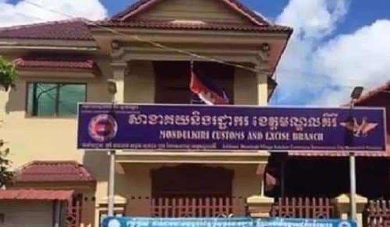 លោក​ឱម យិន ទៀង ប្រធាន​អង្គភាព​ប្រឆាំង អំពើពុករលួយ ល្មម​ដុះក្អែល លោក ហ៊ុយ  សុជាតិ មេ​គយ​ខេត្តមណ្ឌលគិរី ព្រោះ​សព្វថ្ងៃ​កំពុង​បើកដៃ អោយ​ឈ្មួញ​ឈើ​ធំៗ នឹង​ឈ្មួញ​ដឹកទំនិញ គ្រប់​ភេទ​ពី​ស្រុក​យួន ចូល​មក​ខែ្មរ ដោយ​សេរី​.?