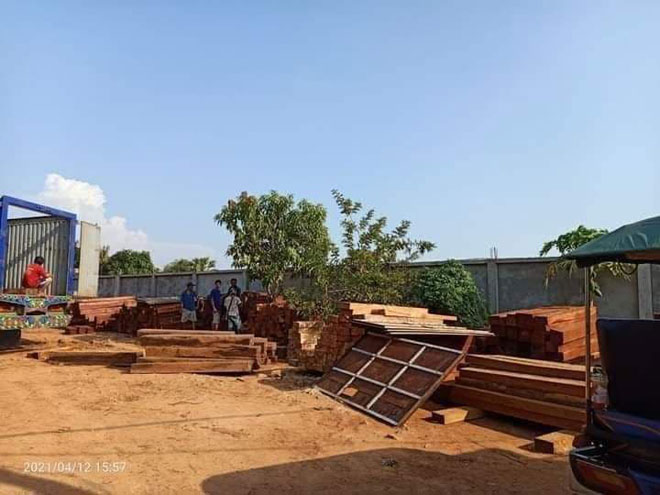 មេ​ឈ្មួញ ជើង​ខ្លាំង​ប្រចាំ ក្រុង​សៀមរាប ឈ្មោះ​លោក ចាន់ ណា មាន​ឃ្លាំង​ស្តុក​ឈើ​រាប់រយ​ម៉ែត្រ​គួប សង្ស័យ​អត់​ច្បាប់ ?