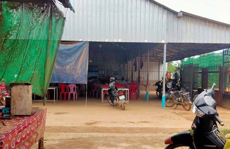 ឈ្មោះ ដួង ស៊ី​វន ក្រុម​ព្រឹក្សា ឃុំ​លំហាច បែរ​ជា​បើក​ល្បែងស៊ីសង​ពេញបន្ទុក​មាន់​ជល់ ឡូតូ​បង្កប់ តាម​អន​ឡា​ញ ខ​ណះ​ជំងឺ​កូ​វីដ​១៩ កំពុង​ឆ្លង​រីក​រាលដាល តាម​សហគមន៍​២០​ កុម្ភៈ ?