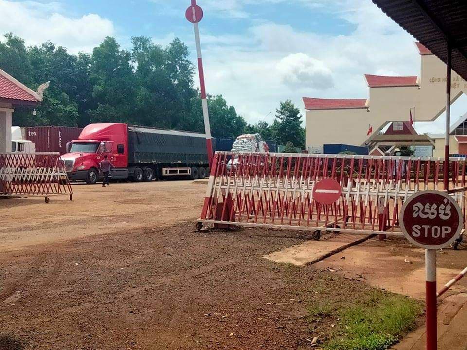 លោក​មេ​ប៉ុស្តិ៍ ច្រក​ទា្វរ​ព្រំដែន អន្តរជាតិ​ត្រពាំង​ផ្លុង ល្បីល្បាញ ខាង​គាបសង្កត់​យកលុយ ពី​អាជីវករ​ដឹកទំនិញ​គ្រប់​ប្រភេទ ចេញពី​ស្រុក​យួន ចូល​មក​ខ្មែរ យ៉ាង​ពេញបន្ទុក​.?