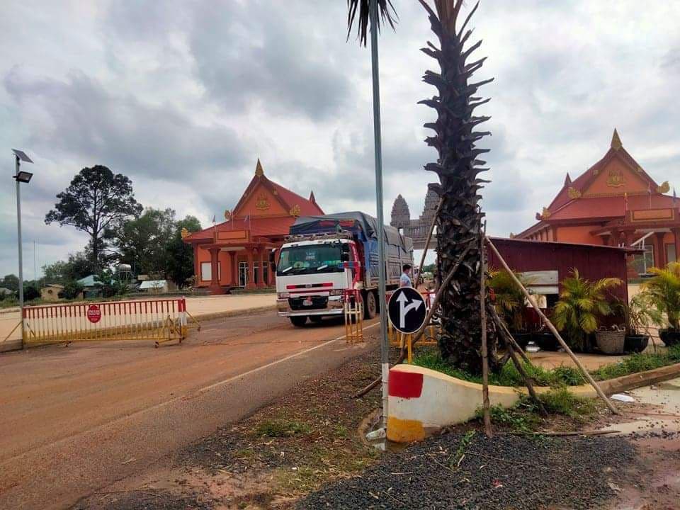 អង្គភាពប្រឆាំងអំពើពុករលួយ គូរដាក់ការស៊ើបអង្កេតអោយបានស៊ីជម្រៅ ចំពោះលោក គង់ សឺ ឌី មេ គយ ច្រកទ្វារ ព្រំ ពែន អន្តរជាតិ ម៉ឺន ជ័យ កំពុងបើកដៃ មេឈ្មួញគ្រាក់ៗដឹកទំនិញ ពីស្រុកយួន ចូលមកខ្មែរ ទាំងយប់ទាំងថ្ងៃ ដោយសេរី ?