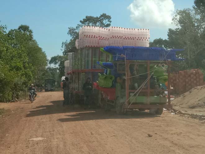 លោក ឆេង សា វិន មេ​គយ​ច្រកទ្វារ​តំបន់​ព្រំដែន​ដូង កំពុង​សប្បាយចិត្ត ប្រមូល​លុយ​ពី​ក្រុម​ឈ្មួញ​ធំៗ ដឹកទំនិញ ពី​ស្រុក​យួន​ចូលមក​ខែ្មរ បែប​អំពើពុករលួយ ?