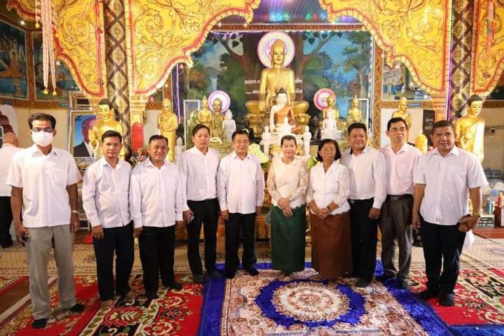 ​លោកជំទាវ​កិត្តិ​សង្គហ​បណ្ឌិត ម៉ែន សំអន នាំ​ទៀន​និង​ទេយ្យទាន​មួយចំនួន ប្រគេន​ដល់​ព្រះសង្ឃ ដែល​គង់​ចាំ​ព្រះវស្សា​អស់​ត្រីមាស នៅក្នុង​ខេត្ត​ស្វាយរៀង ?