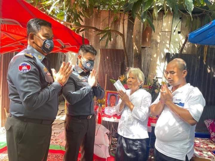 ចាស់ជរា​ជួប​ការលំបាក ០២​គ្រួសារ ទទួលបាន​ជំនួយ​ពី​លោក​ឧត្តមសេនីយ៍ឯក រ័ត្ន ស្រ៊ាង