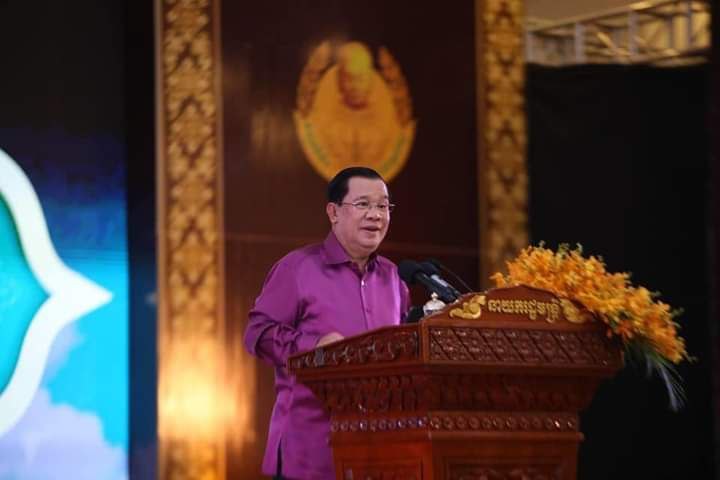 សម្តេច​តេជោ ហ៊ុន សែន បាន​អញ្ជើញ​អបអរសាទរ​ទិវា​វប្បធម៌​ជាតិ និង​ពិសា​អាហារ​សាមគ្គី​ជាមួយ​សិល្បករ​សិល្បការិនី​ជាង​៤​ពាន់​នាក់ !